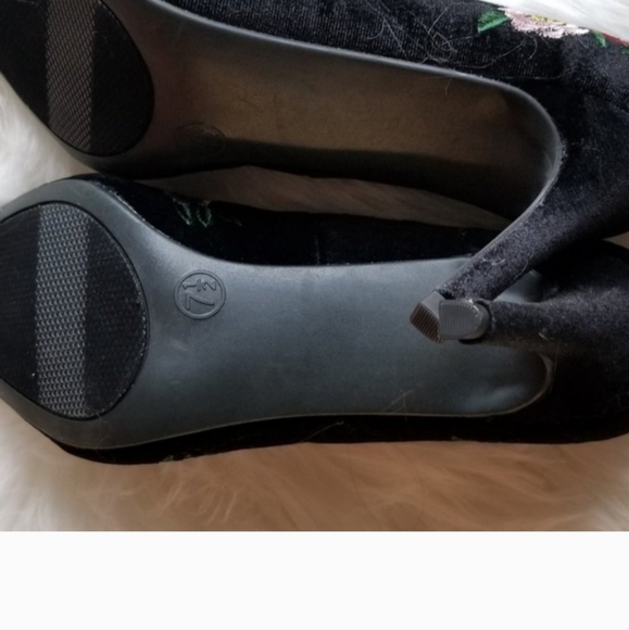 ✨️✨️✨️WOMEN'S HEELS WITH EMBROIDERED FLOWERS 7.5 - Picture 3 of 5